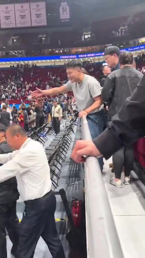 记者:李添荣这起冲突和北京队没啥关系 就是现场安保的态度问题